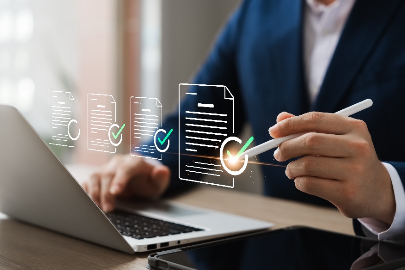 Dijital personel dosyası arşivleme süreci – bilgisayar başında belgeleri yöneten iş insanı, KVKK uyumlu İK dijitalleşmesi